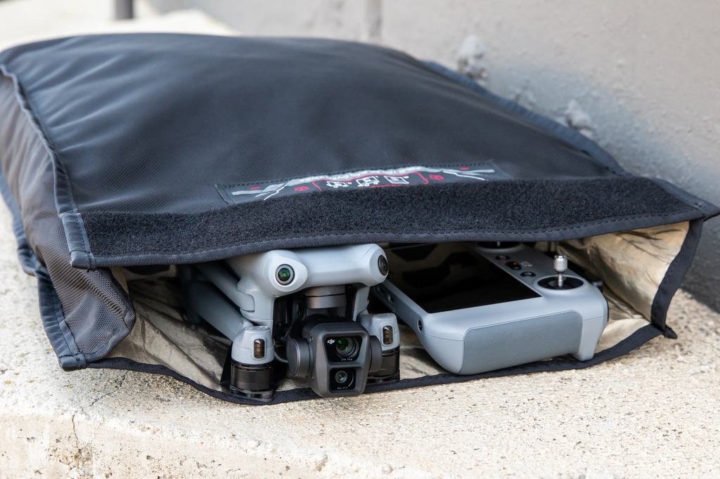 MissionDarkness's tweet image. Keep your drone adventures secure with our Recon Faraday Drone Shield. Whether you're exploring or capturing evidence, ensure your drone stays under wraps and in control. #DroneSecurity #AdventureProtected #FlySafe