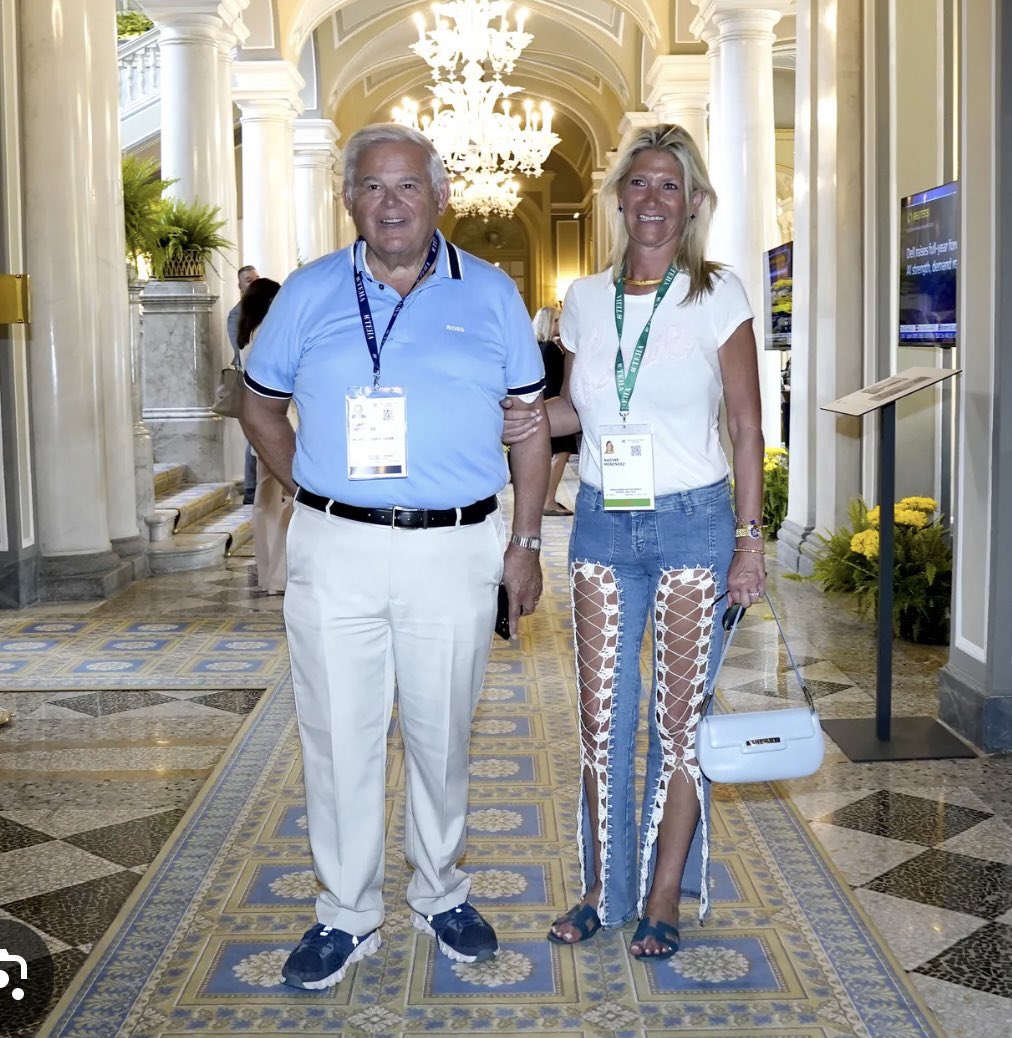 #DemVoice1 
Senator Bob Menendez &amp; his wife Nadine charged with new counts of conspiracy to obstruct justice &amp; obstruction of justice related to their alleged attempts to cover-up bribe payments

The new accusations appear to result from Jose Uribe guilty plea of providing Nadine