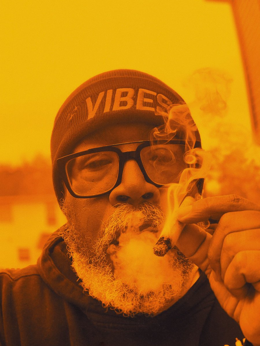 I just want to see everyone smoking #bigpuffs y’all #staybaked with me and drop a flick of you #smokingweed👇🏿