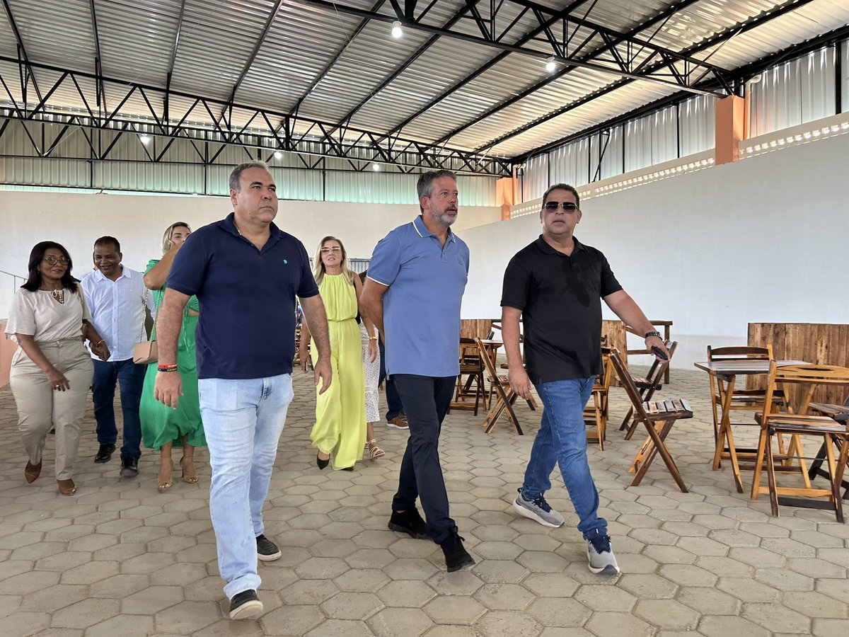 juniortute's tweet photo. As gerações futuras saberão a relação entre essas duas imagens: https://t.co/uMSiqikY3j