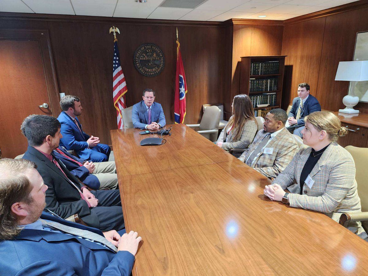 PerkinsClay1's tweet photo. It was a pleasure advocating for Agriculture the past two days in Nashville with my fellow #AgStar24 class members. Thanks @rustygrills and @CSexton25 for taking time to visit to keep Agriculture at the forefront of our great state! https://t.co/moP2WeHuWM