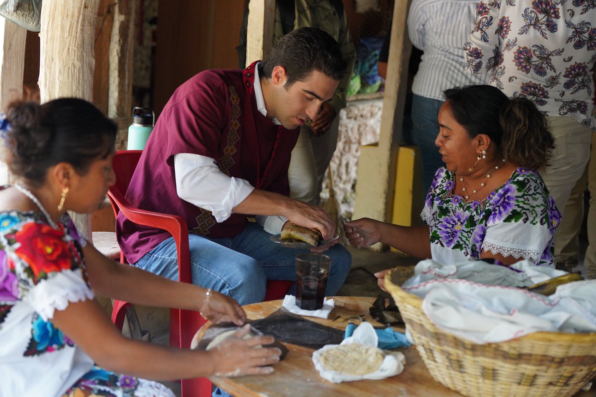 Compartiendo, acompañados de platillos mayas como el chirmole de frijol, sikil paák, chaya frita y embutido ibes. Disfrutamos de una gran compañía y conversaciones que nutren nuestra comunidad, como la familia de la transformación que somos. #DeliciasMayas #4T