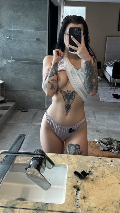 100 RT&rsquo;s and I&rsquo;ll remove the whole top 🥰 https://t.co/lWRHYDOtJL