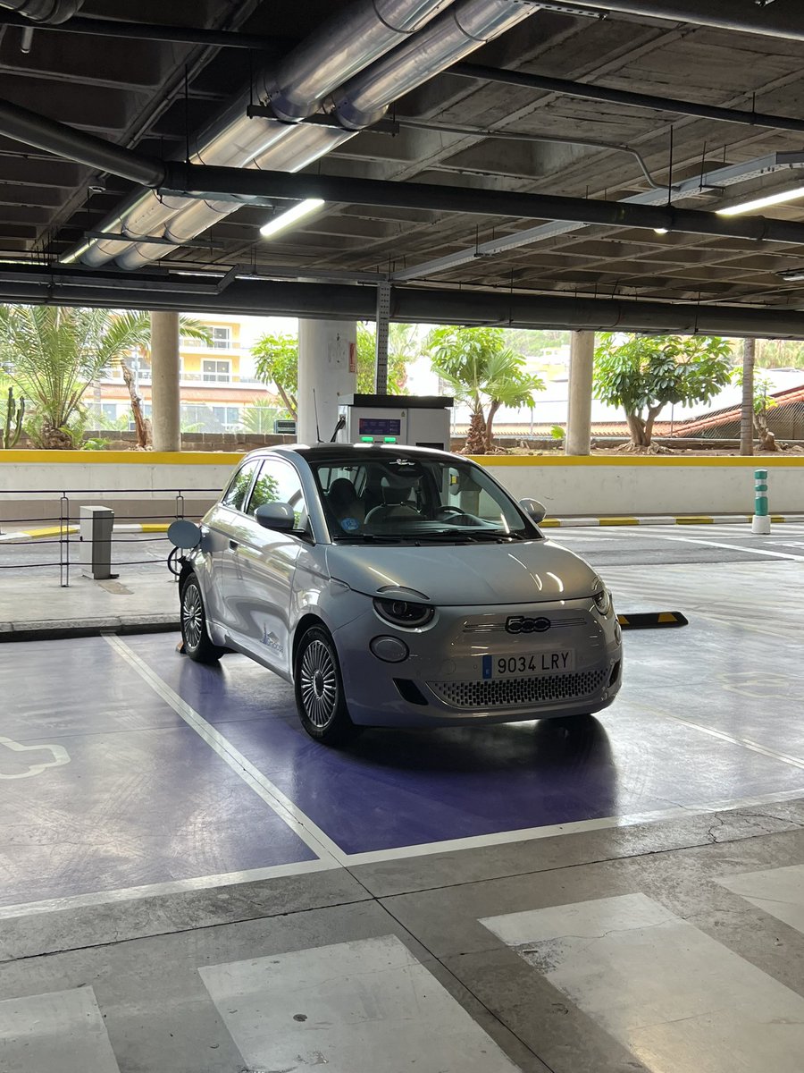 Puerto De La Cruz, Teneriffe
Mietwagen werden am Supermarkt geladen. 
Das wurde schneller Normalität als ich erwartet hatte.