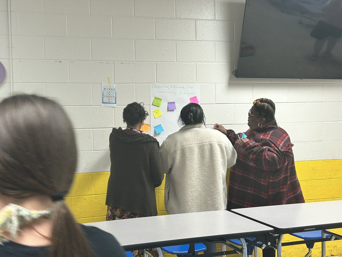 ErinYunker's tweet photo. Digging into the Science Framework! Teachers had a chance to discuss what Accountable Talk looks and sounds like, while planning for upcoming science units. Great discussions about future science learning. #SPSCreatesAchievers #IMPACT2Win @EFES_Proud https://t.co/I5IXmcFXf8