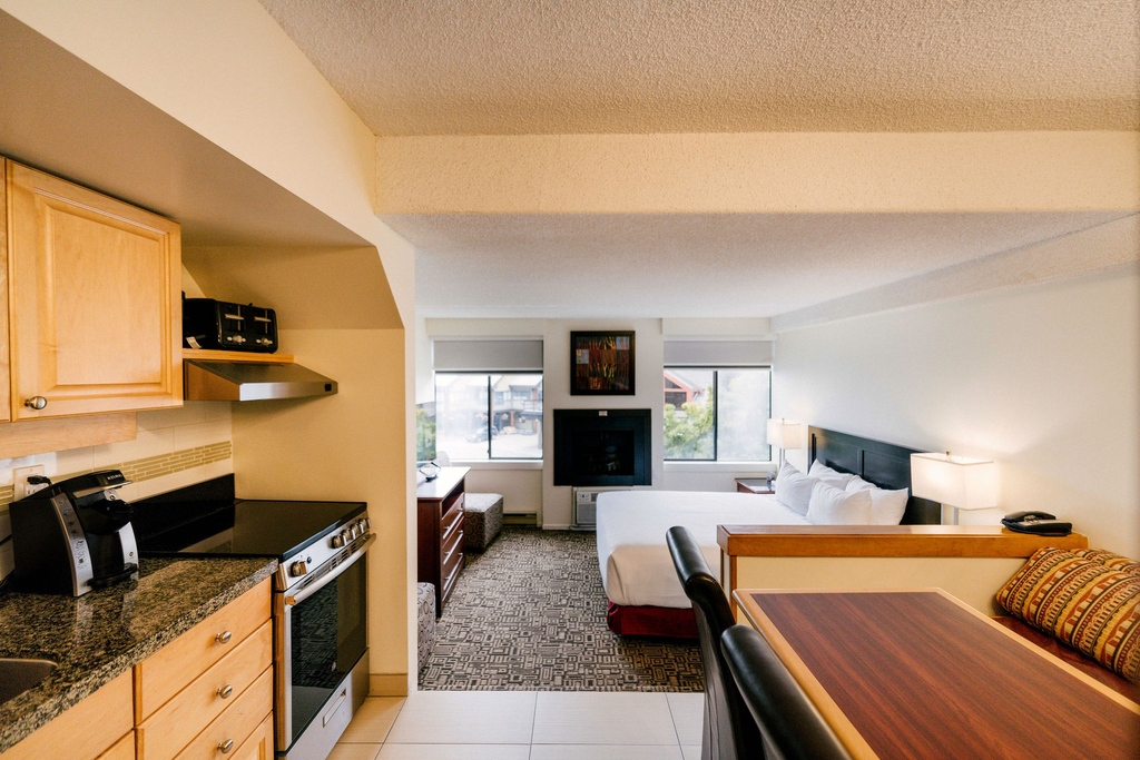 After a big day of exploring #Whistler, head back to your room at Executive Hotels &amp; Resorts Whistler Inn &amp; Village and make s home cooked meal in your fully stocked kitchenette! 🧑‍🍳 

l8r.it/WEfr