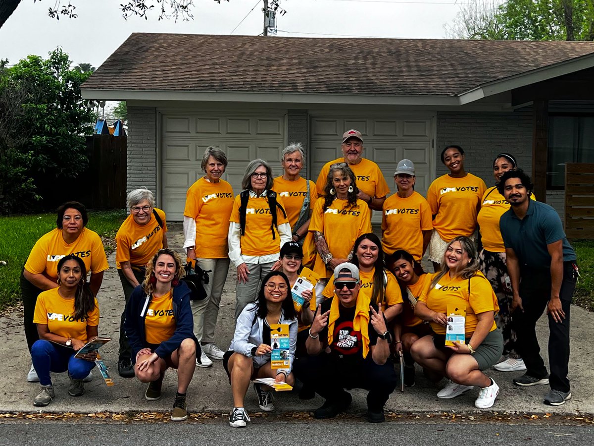 Team Texas is all here for the primary election! We’ve been on the ground in McAllen with @lupevotes, and we’re ready to keep knocking on doors till the polls close tonight🚪🏃