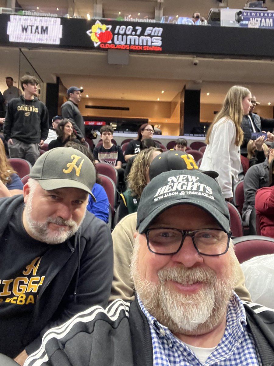 rogerfrank's tweet photo. Reppin' ⁦@JasonKelce⁩ ⁦@tkelce⁩ ⁦@newheightshow⁩ ⁦@CHUHSchools⁩ ⁦@CHUHRoxEl⁩ ⁦@CHUHRoxMid⁩ https://t.co/rzMwm8Kn1i