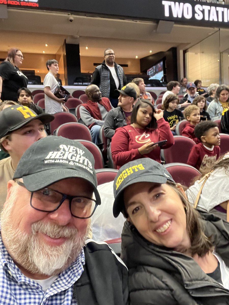 rogerfrank's tweet photo. Reppin' ⁦@JasonKelce⁩ ⁦@tkelce⁩ ⁦@newheightshow⁩ ⁦@CHUHSchools⁩ ⁦@CHUHRoxEl⁩ ⁦@CHUHRoxMid⁩ https://t.co/rzMwm8Kn1i