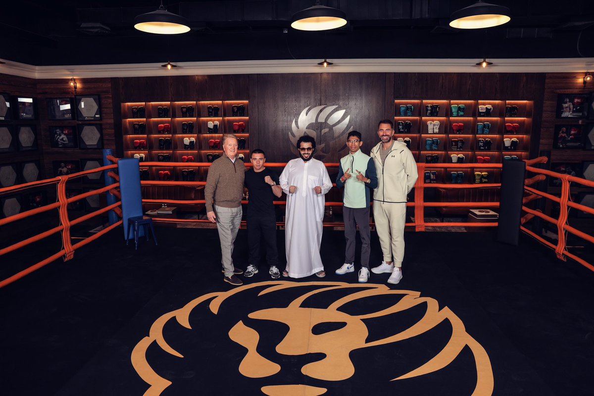 الملاكم اللي عاليمين اتوقع اقدر الاكمه 🤷🏻‍♂️😎