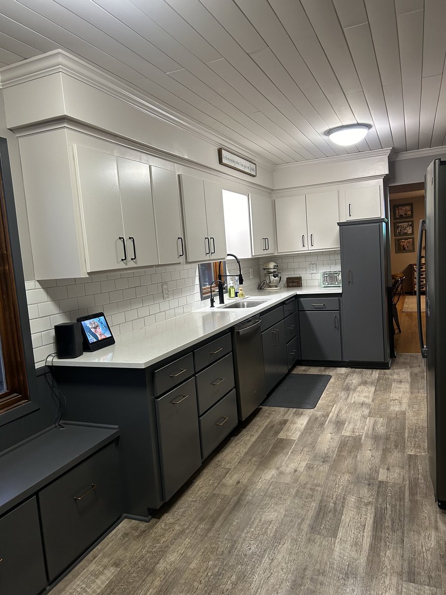 KDPainting's tweet photo. Beautiful Kitchen Facelift:
New door and drawer fronts and hardware.
Colors: Porcelain on top and Peppercorn on the bottom. Product: Ilva https://t.co/8TxN54Z5WX
