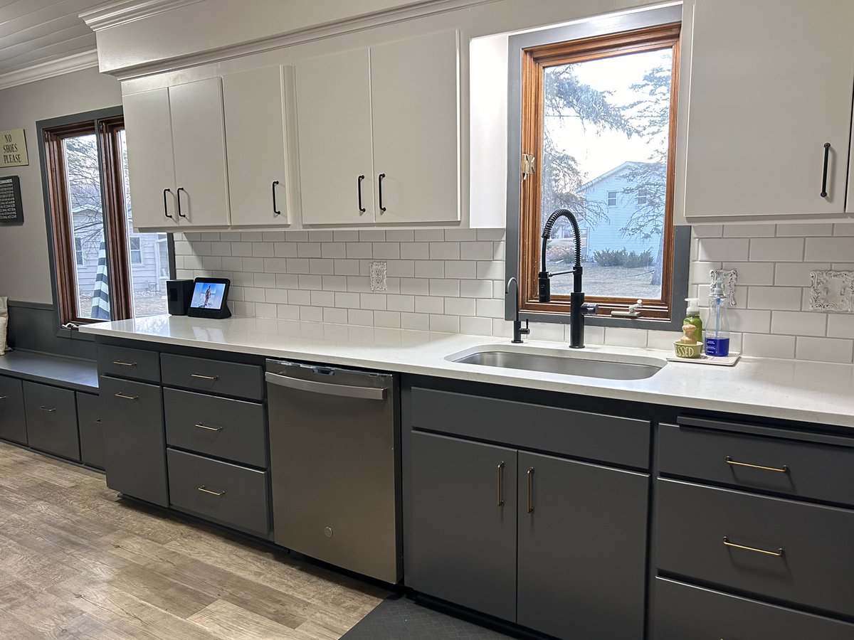 KDPainting's tweet photo. Beautiful Kitchen Facelift:
New door and drawer fronts and hardware.
Colors: Porcelain on top and Peppercorn on the bottom. Product: Ilva https://t.co/8TxN54Z5WX