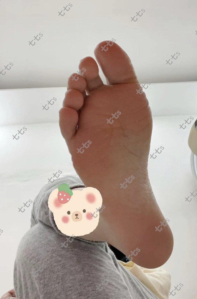 yzqzh7's tweet photo. 操你妈的傻逼贱狗，是不是看着妈妈的脚底就忍不住硬了，废物滚过来给妈妈磕头上贡！
#情侣主  #atm奴 #女S #贡奴 #提款机 #舔狗 #压榨 #报销奴 #女性崇拜 #ATM奴 #金钱压榨 #男m #女王 #提款机 #无脑贡 #榨金 #工资奴 #舔脚 #吸金 #压榨 #吐钱  #贡畜 #傻逼提款机 https://t.co/mUj2pTz6w3
