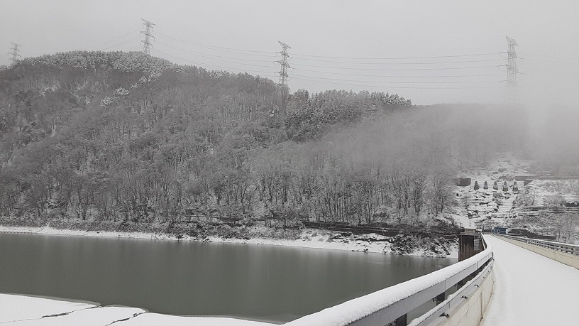 mlit_mibuso's tweet image. ◇#三峰川総合◇
今朝の美和湖です。昨日の雪で、また雪景色に戻りました。気温はそれほど低くなく雨が降っており、雲や霧が出て幻想的な景色になっています。
#国土交通省 #ダム #三峰川 #伊那市 #美和ダム #美和湖 #水しごと