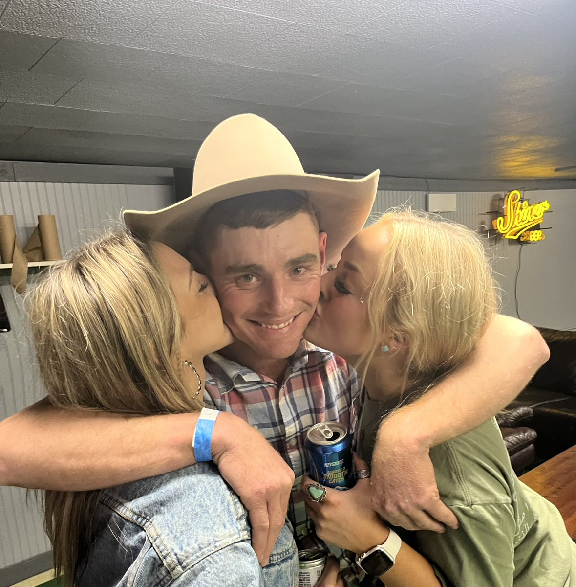 2 blondes &amp; 2 aussies in the ville what could go wrong??