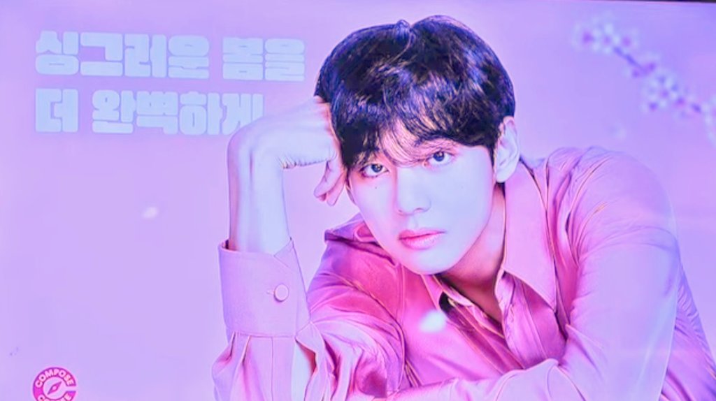 2020torisetu's tweet photo. D-461
Compose Coffeeの店内映像も春色のテヒョンさんに変わったそうですね🌸
わぁ〜ピンク🌸🌸
『싱그러운 봄을 더 완벽하게
さわやかな春をより完璧に』
今日も元気に頑張ってね💜
#BTSV
#Vxcompose
#Visacomposer #eVeryoneisacomposer
#WeLoveYouTaehyung
#テヒョンさんに会えるまで https://t.co/Y0SzMklf9P