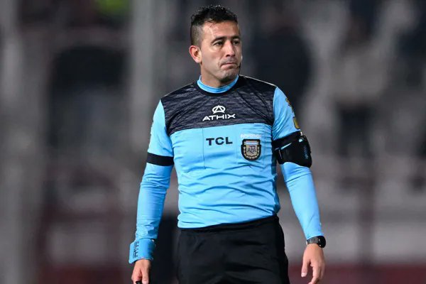 La delantera de Barracas esta tarde fueron los jueces.
Lo del arbitraje hoy fue un escándalo como se sabía que iba a pasar.

Independiente fue un desastre absoluto, como suele serlo. Pero hoy fue bombardeado completamente por Dovalo en cancha y Lobo Medina en el VAR.