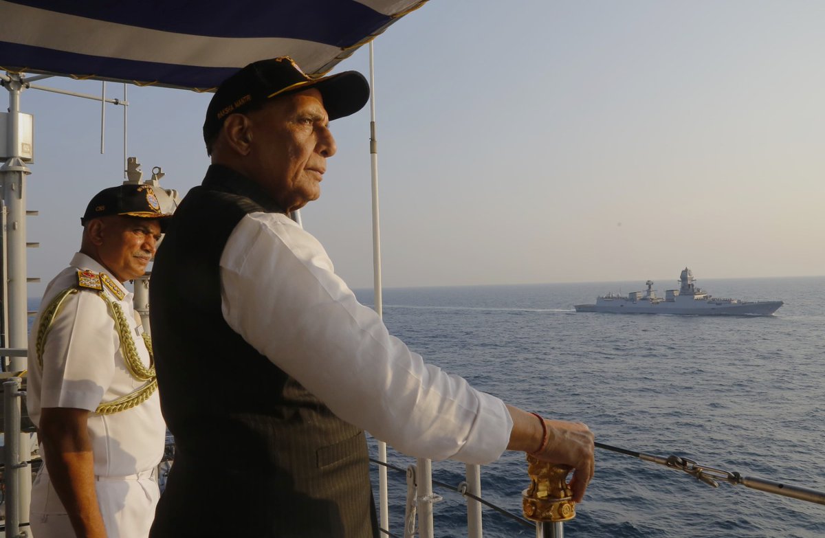 SpokespersonMoD's tweet image. Some more glimpses of Raksha Mantri onboard INS #Vikramaditya. (2/3)
