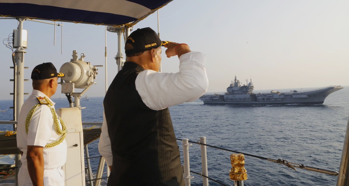 SpokespersonMoD's tweet image. Some more glimpses of Raksha Mantri onboard INS #Vikramaditya. (2/3)