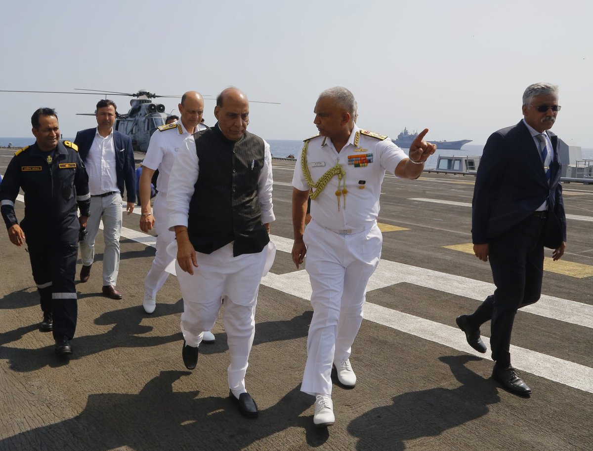 SpokespersonMoD's tweet image. Some more glimpses of Raksha Mantri onboard INS #Vikramaditya. (2/3)