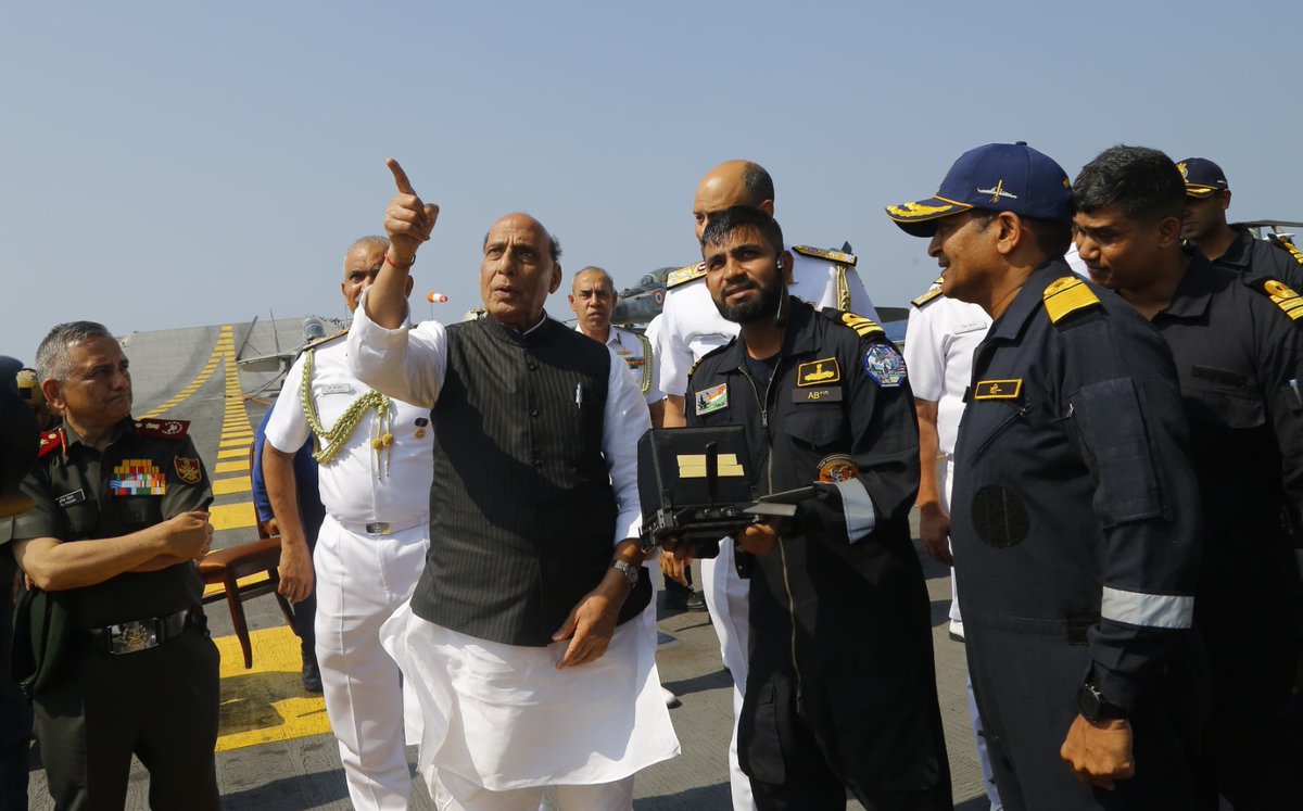 SpokespersonMoD's tweet image. Some more glimpses of Raksha Mantri onboard INS #Vikramaditya. (2/3)