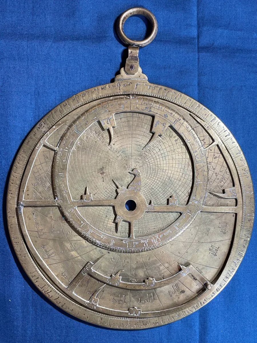 The first <a href="/NunciusJournal/">Nuncius</a> issue of 2024 includes <a href="/Federica_Gig/">Federica Gigante</a>'s analysis of a rare 11th-century astrolabe with Arabic and Hebrew inscriptions! brill.com/view/journals/… #twitterstorians #histSTM #histsci #astronomy #history #medieval