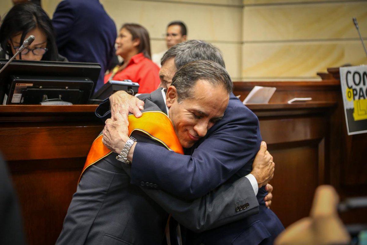 En sesión informal de la Plenaria del @SenadoGovCo se le otorgó al exsenador @AlexLopezMaya, La Gran Cruz extraordinaria con placa de oro en reconociendo a su trabajo como expresidente del Congreso de la República, y quien fue la voz de los campesinos y campesinas en el país.