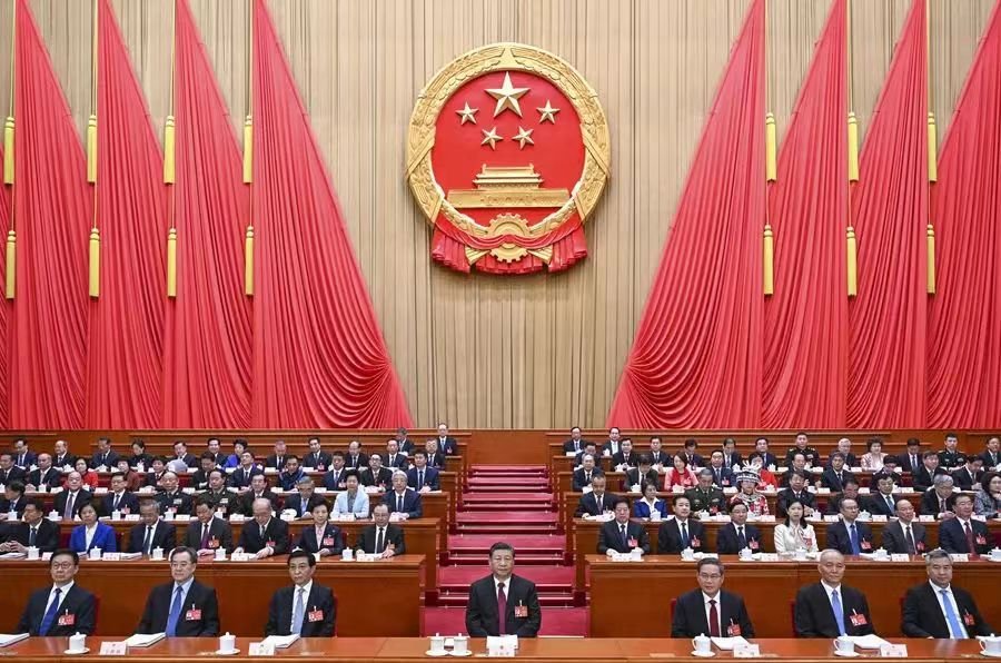 第十四届全国人民代表大会第二次会议5日上午在北京人民大会堂开幕，习近平等党和国家领导人出席大会。