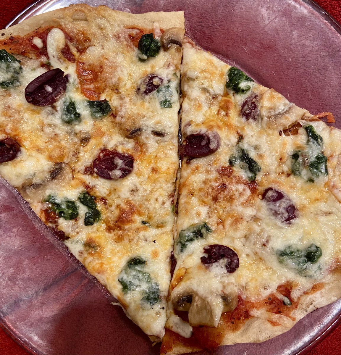 Mama Maggy’s (@MaggyMyers) pizza cooked on the grill tonight with black olives, spinach, pepperoni and mushrooms. Served with a red wine (OK, not sure what kind of red wine she gave me, but it was an excellent match).