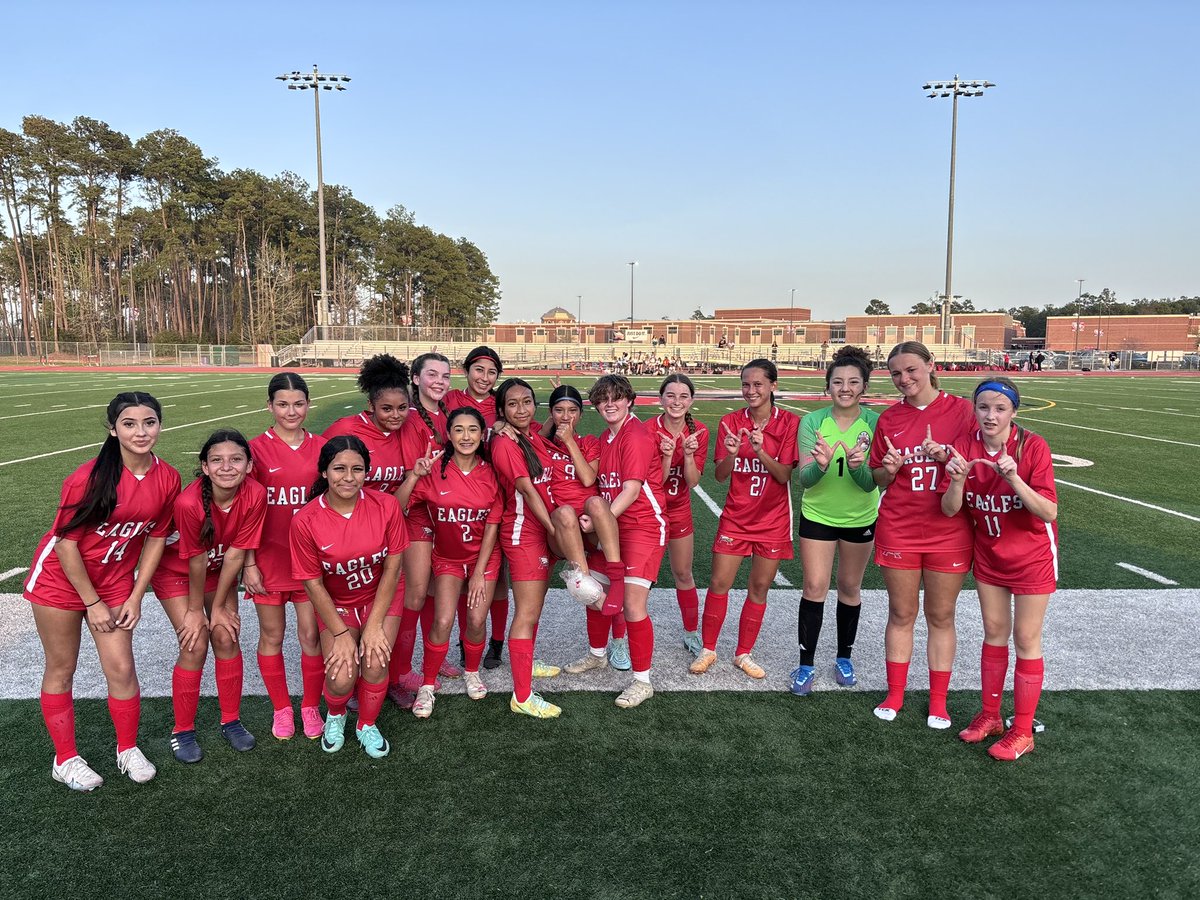 _CoachArce's tweet photo. Sad our season has quickly come to an end for JV Red but I am beyond proud of each of these young ladies. They competed against West Fork tonight and went undefeated in district!  🦅

K. Carbaugh ⚽️⚽️
M. Moore ⚽️🅰️
G. Culver ⚽️🅰️
C. Watson ⚽️🅰️
K. Kent 🅰️ https://t.co/Gv4UgeWSX5