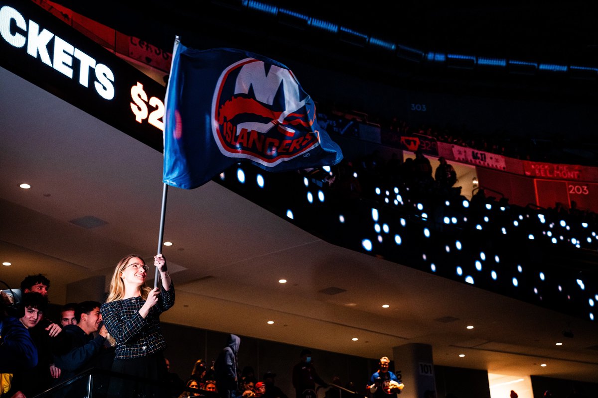 Susan Kwiecien is tonight's Flag Captain! Susan is the Clinical Research Manager at the Nicholas Institute of Sports Medicine and Athletic Trauma at @NorthwellHealth. In her role, Susan oversees research operations for the Sports Medicine service line.