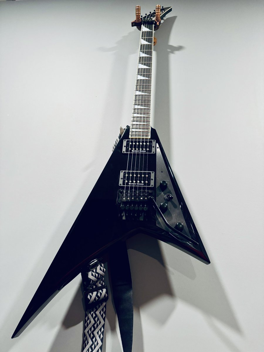 jenkalabs's tweet image. My favorite new toy 😍
I used to have a Japanese version a while ago and I almost forgot how comfortable it was.
#jacksonguitar #RR1
