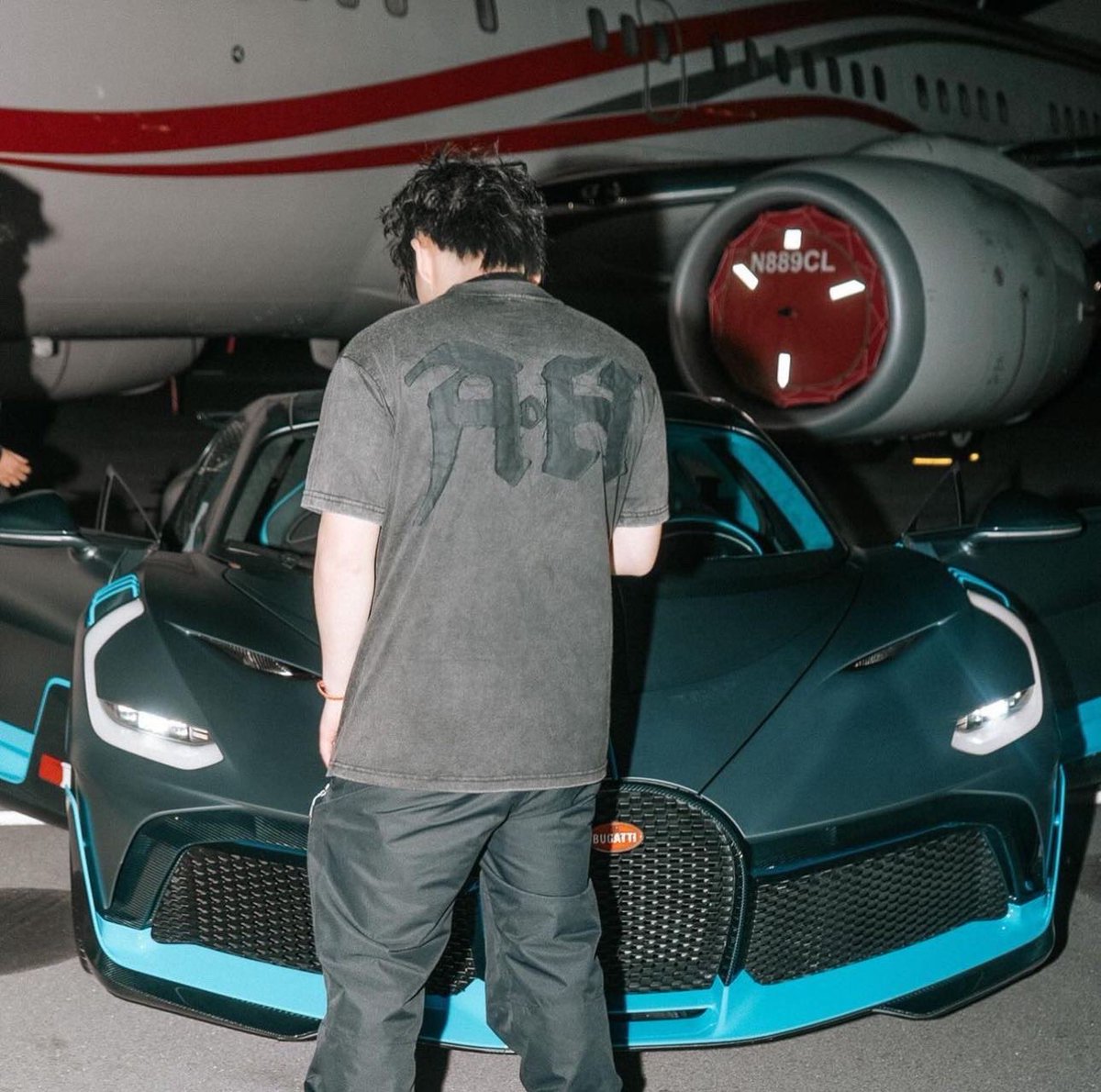 __extenda__'s tweet photo. All I need to make my brand blow up is a Bugatti and a passenger jet, who got me? https://t.co/eJIJ0xo4Kr