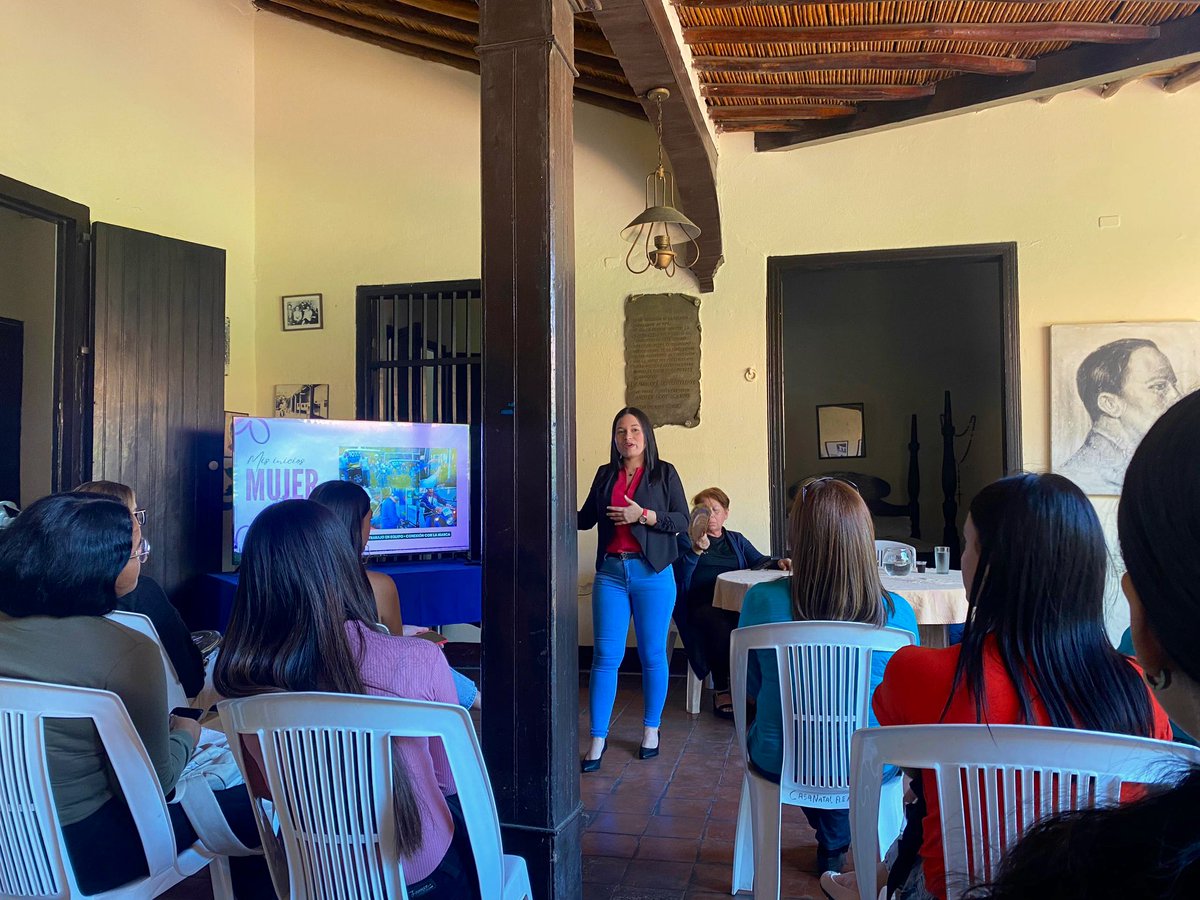 creemossucre's tweet photo. En el marco del #DíaDeLaMujer se realizó en la Casa Andrés Eloy Blanco la conferencia “El rol de la Mujer en el periodismo” organizado por la UCSAR CUMAN�� y con unas invitadas de lujo 👩🏻

Por supuesto que asistimos a esta iniciativa impulsado por dos organizaciones aliadas👏🏻🗞️ https://t.co/12Kk3ftKDH