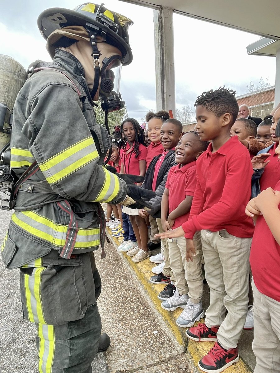 ... extending gratitude to @MFR1898 (# 11) for spending the day with me and the future firefighters at Flowers Elementary School - @MPSAL. 🏆 #TheresMoreWithMPS 🥇 #TheresMoreWithCTE 📚 #ReadAcrossMPS 🌍 #OhThePlacesYoullGo