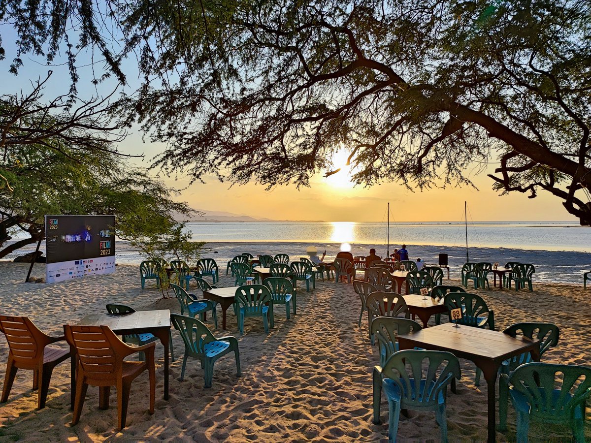 yoshi_shimamura's tweet photo. At the Dili International Film Festival held in the Democratic Republic of Timor-Leste, there was a project to enjoy movies on a screen set up on the beach.

Watching a movie under the stars with the sound of waves as background music is an exceptional experience!

There are restaurants in the area, so we were able to watch movies while enjoying meals and drinks.

Of course, we were drunk by the time it got dark!

In the end, the staff of the restaurants joined us and we had a big party.

Thank you very much, everyone!

#DiliInternationalFilmFestival 
#movies
#movielover
#investors
#stocks
#realestates
#wealthy
#TVTokyo
#Entrepreneurship
#startup
#timorleste