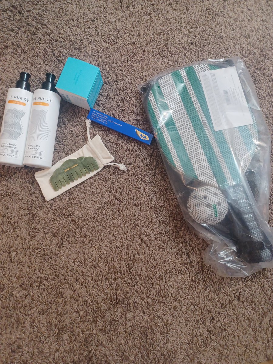 rose7forest's tweet image. My spring Fabfitfun box came in! I got a Pickleball set, shampoo and conditioner set, skincare cream, eyeliner,  and a scalp comb. I am so happy and excited to try these out! 🥰💕🌼
#Fabfitfun #springbox #spring