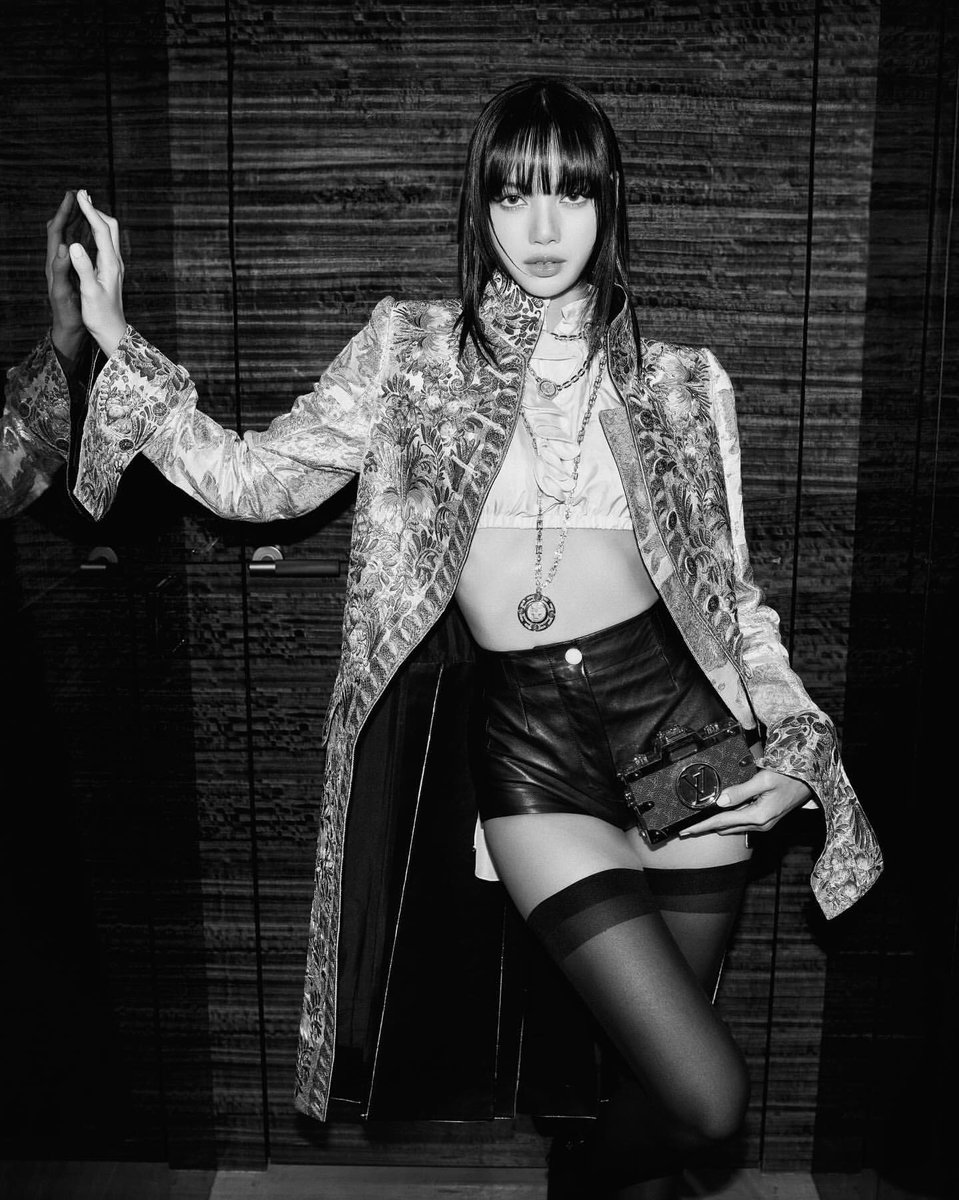 LISANATIONS_'s tweet photo. Lisa IG updates! Please engage! 

LISA X LOUIS VUITTON
#LISAxLVFW24  
#ParisFashionWeek
#LVFW24 https://t.co/fnGNlGdFCF