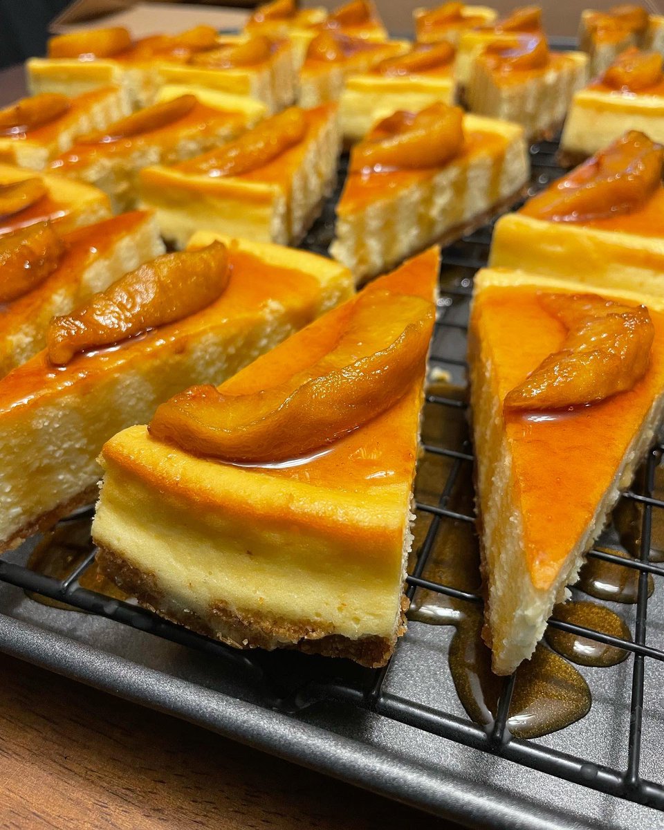 Batman11800000's tweet image. Bout to start making y’all hungry… #brownsugarbourbonandpeach #bulleitbourbon #scratchmade #cheesecake