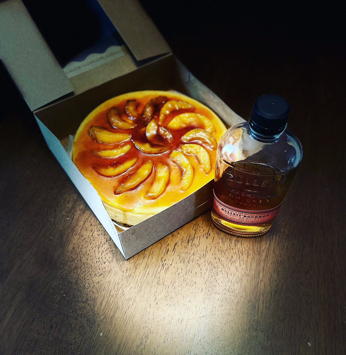 Batman11800000's tweet image. Bout to start making y’all hungry… #brownsugarbourbonandpeach #bulleitbourbon #scratchmade #cheesecake