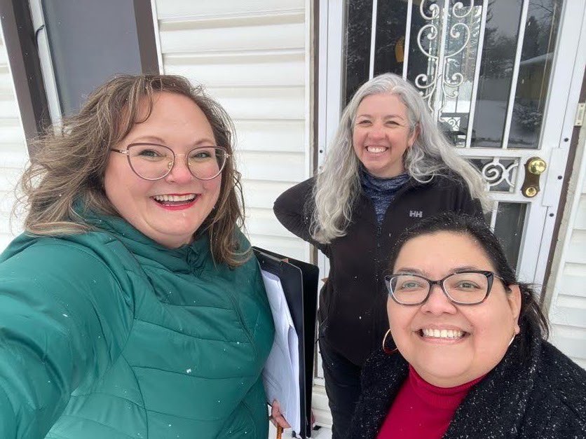 I had a great time door knocking in Calgary-Klein with @lizettendp. A number of folks mentioned healthcare - specifically EMS and cancer treatments and the need to tackle climate change. #yyc