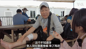 姑且不论这位大叔润美动机如何，但所有信源都是“听别人说”就抛妻弃子只身犯险，不值当。在采访中美国之音的记者也说了移民在美国很艰难，不知道此时大叔心里是怎么想的。