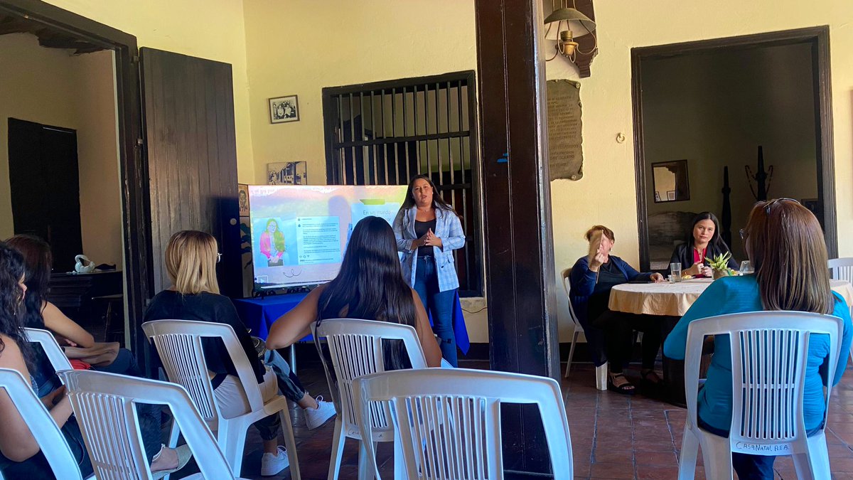 creemossucre's tweet photo. La Lcda. Andrea Fabianni nos deleitó con su trayectoria en medios de comunicación y su rol como directora de @atarrayaoficial. Resaltó en su ponencia el “Yo sí puedo” que la empodera en cada reto que se le presenta y además reconoció la labor de otras mujeres de su gremio👏🏻🗞️ https://t.co/vvBtAQ5eZr