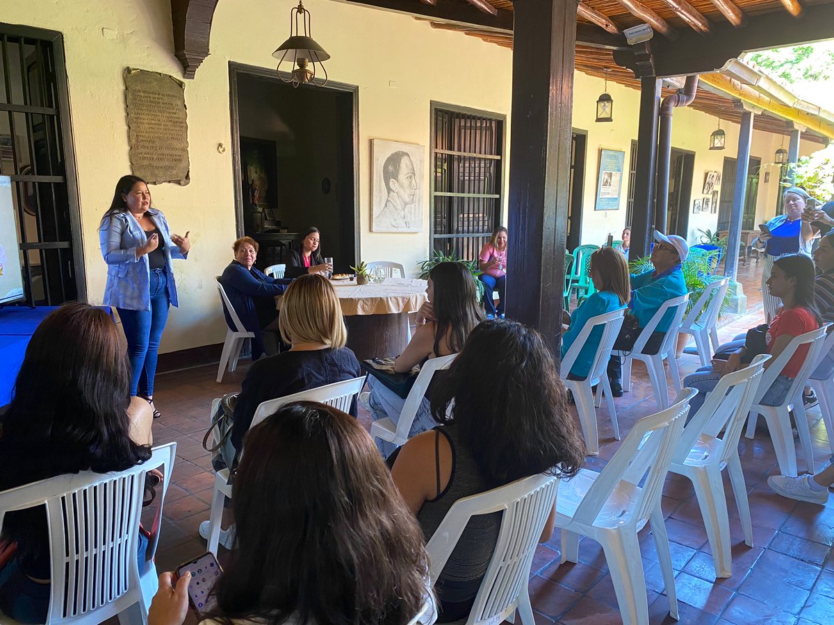 creemossucre's tweet photo. La Lcda. Andrea Fabianni nos deleitó con su trayectoria en medios de comunicación y su rol como directora de @atarrayaoficial. Resaltó en su ponencia el “Yo sí puedo” que la empodera en cada reto que se le presenta y además reconoció la labor de otras mujeres de su gremio👏🏻🗞️ https://t.co/vvBtAQ5eZr