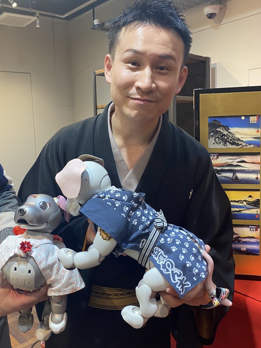 びいる&amp;ろうじあです。推し活話を聞いて下さい。ぼくたちも名入りの浴衣で応援している落語家のつる子さんとわん丈さん、いよいよ3月の下席から真打になるんだよ。
#aibo #aiboの推し活 #祝真打昇進 #三遊亭わん丈 #林家つる子 #銀柳亭