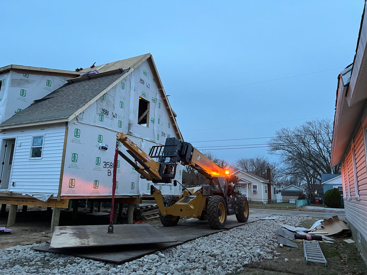 Modular House Setting in The Villas, NJ 🏡🚜 With sites being incredibly wet and soft, Understanding the unique difficulties, we brought in steel plates to create a solid foundation for the crane preventing them from getting stuck. #ModularHome #TheVillasNJ #InnovativeSolutions