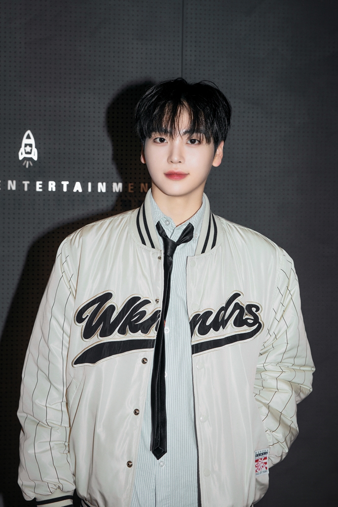 크래비티 형준, 음악 방송 진행자 첫 도전!...'더쇼' 한국 대표 MC로 활약

'더쇼' 새 MC로 발탁 "열심히 준비하고 있는 중"

크래비티 형준, '더쇼' 새 MC로 합류...샤오쥔·나나와 '글로벌 케미 기대'

[사진 : 스타쉽엔터테인먼트]

#형준 #HYEONGJUN #크래비티 #CRAVITY