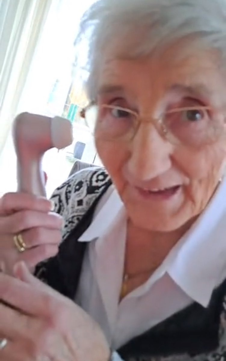 Oma belde, ze heeft verhoging maar haar oorthermometer doet het niet. Eerst maar een kopje thee en een goedemorgen. Maak hem vandaag weer mooi ♥️