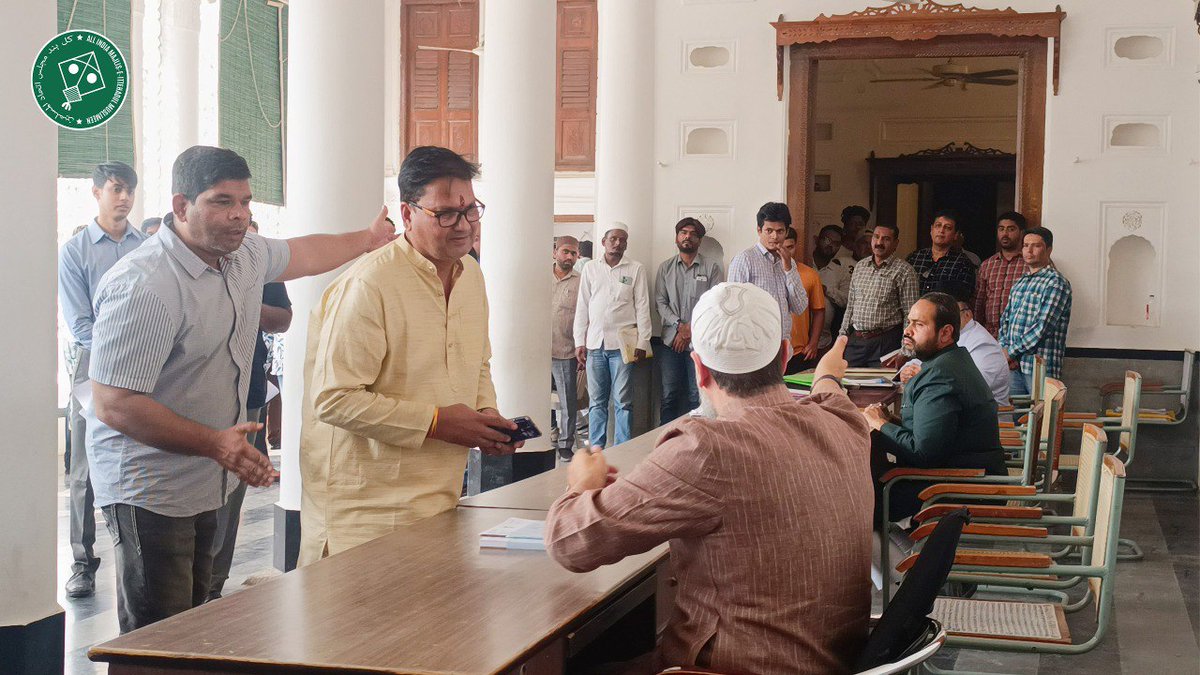 Kya Bharat mein kisi aur party ka headquarters itna active rehta hai?

AIMIM ke headquarters Darussalam, Hyderabad mein har roz ki tarah aaj bhi awaam ki khidmat mein masroof

@aimim_national @asadowaisi #Darussalam #majlis #CommunityConnections #OurWorkIsOurIdentity #Hyderabad