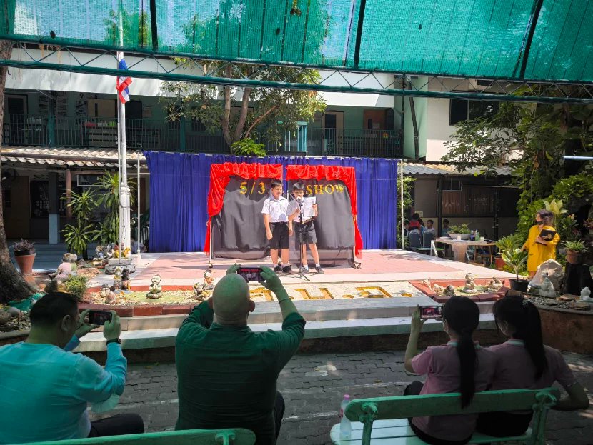 Amazing Settabutr Upatham School Students! Drama and acting are great ways to learn English. Drama gives students experience in working as a team, speaking in public, building confidence, being creative, and just having fun. Yesterday I watched an AMAZING show by the students at…